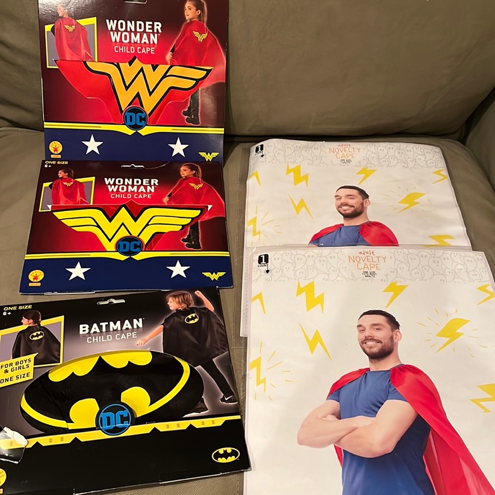 Lot of 5 Superhero capes- new in package⭐️